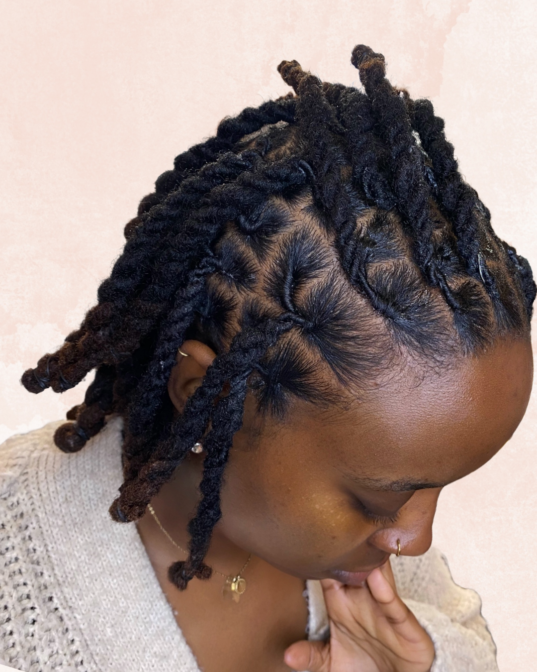 Nederlands: Professioneel gevlochten kapsels – box braids, twists en cornrows die je haar beschermen én je stijl versterken. Vakkundig verzorgd door DGHairstyl. Frans: Tresses professionnelles – box braids, twists et cornrows pour protéger vos cheveux tout en affirmant votre style. Réalisées avec soin par DGHairstyl.