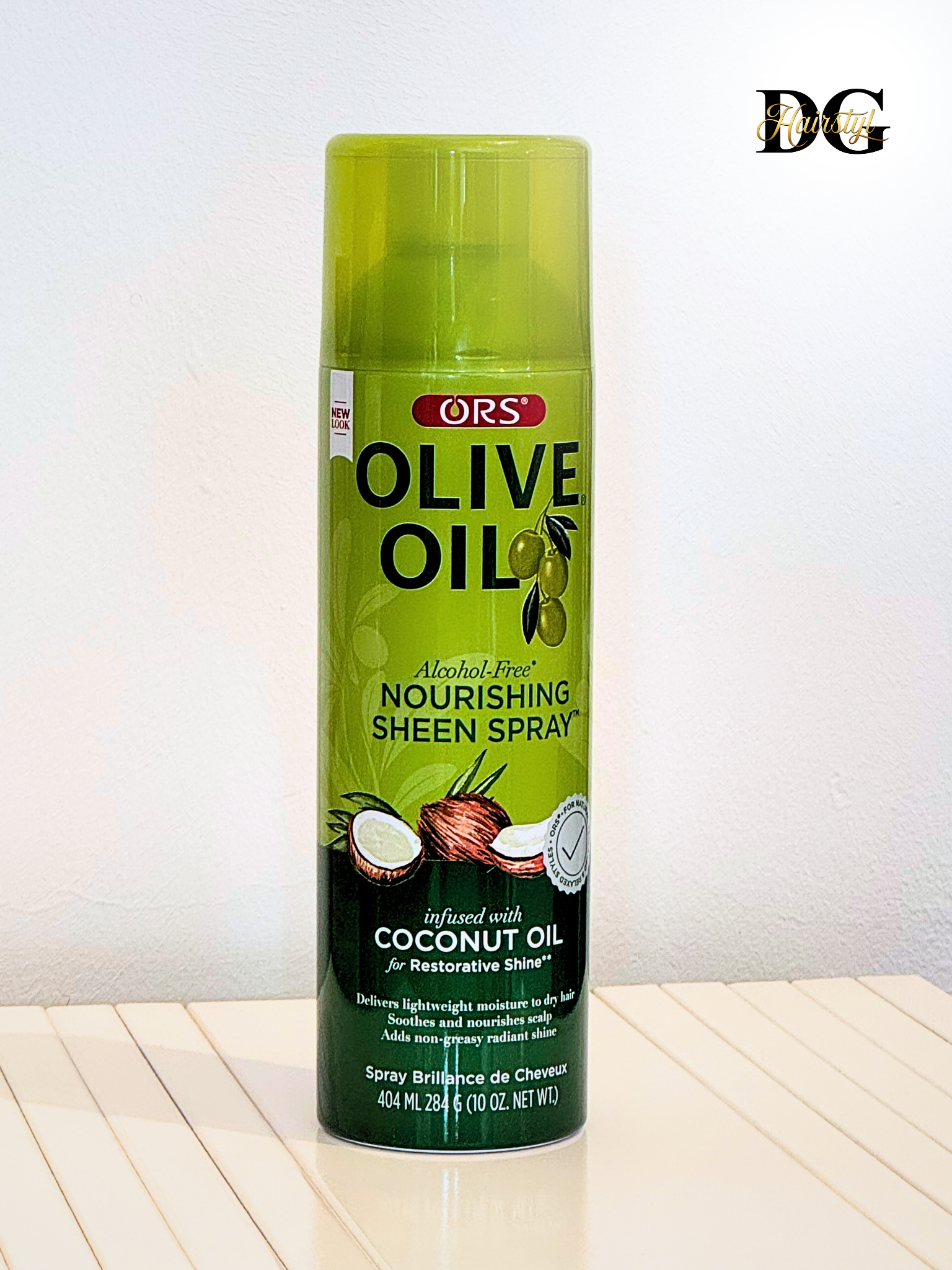 ORS Nourishing Sheen Spray met olijf- en kokosolie – alcoholvrije glansspray voor Black hair. Hydrateert droog haar, voedt de hoofdhuid en geeft een natuurlijke glans zonder vet. Ideaal voor beschermende haarstijlen. Verkrijgbaar via DGHairstylxBeauty in België (Antwerpen, Brussel, Gent). Spray nourrissant ORS à l’huile d’olive et de coco – spray sans alcool pour cheveux afro ou secs. Hydrate, nourrit le cuir chevelu et apporte une brillance légère. Idéal pour les coiffures protectrices. Disponible chez DGHairstylxBeauty en Belgique (Anvers, Bruxelles, Liège)